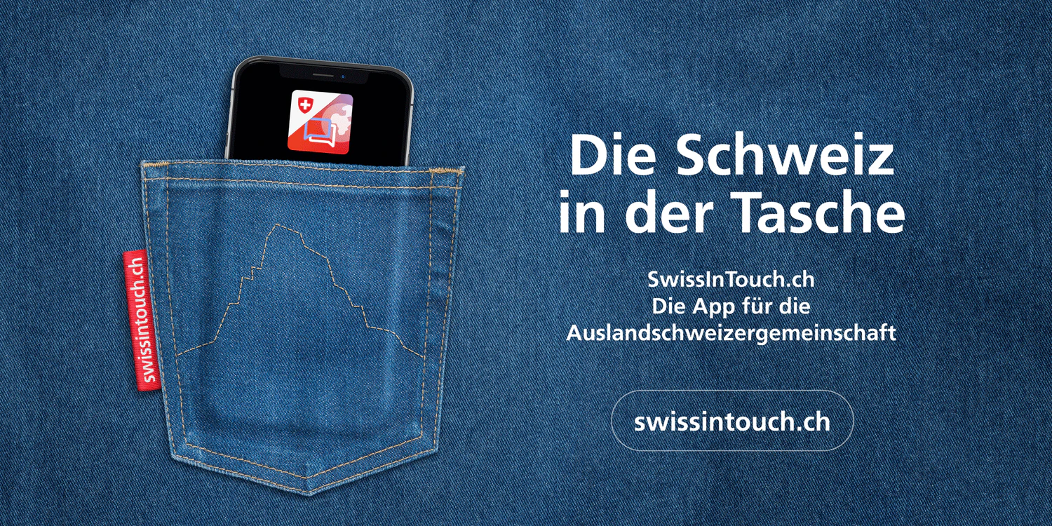 Ein Mobiltelefon in einer Hosentasche mit aufgesticktem Matterhorn, daneben ein Hinweis auf die App SwissInTouch.
